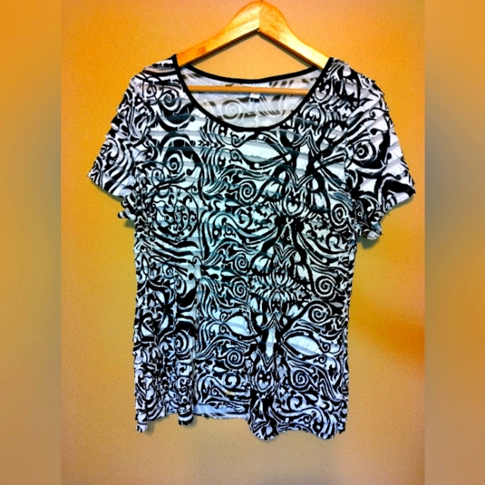 Fashion Bug black and white short sleeve blouse.
